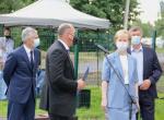 И.Н.Дибцев вручает паспорт объекта Главе ПГО И.Ю. Мирошник.jpg